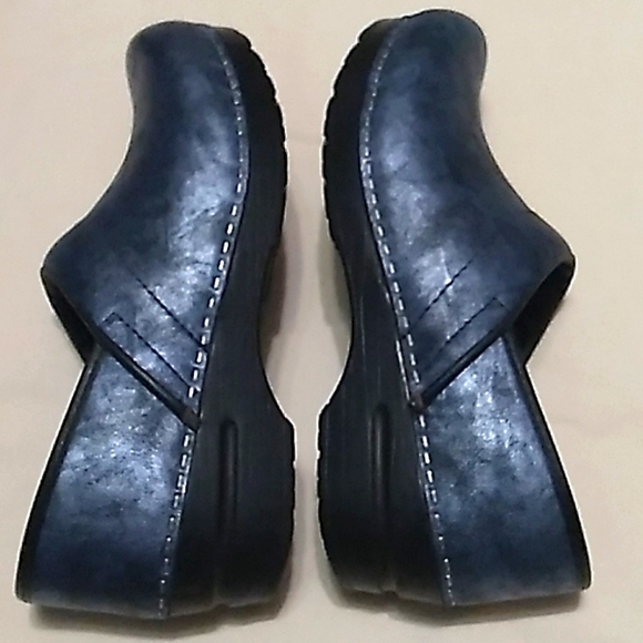 NIB Womens Sanita Signature leather metallic blue nursing shoes clogs size 38☄️ - Picture 5 of 11
